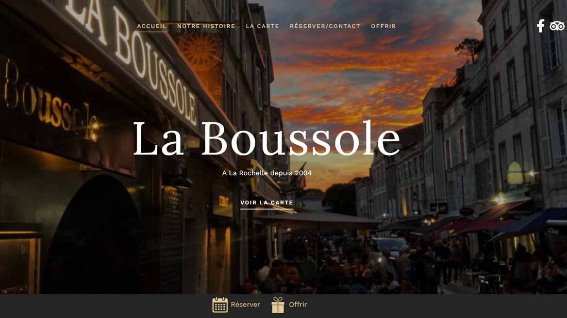 Capture d'écran de la page d'accueil du site web de La Boussole montrant le restaurant au coucher du soleil